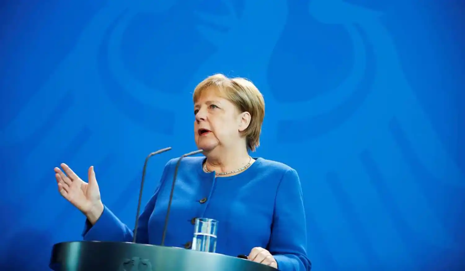 Angela Merkel pidió defender la democracia.
