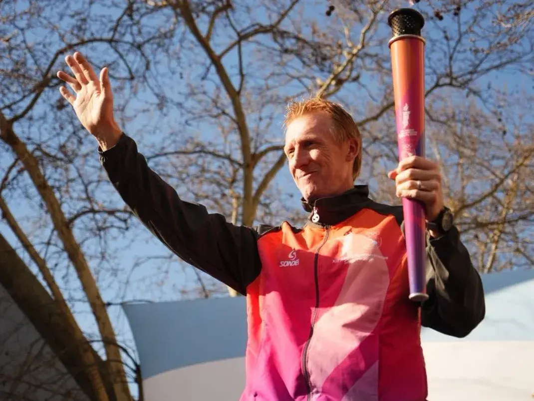 Federico Lussenhoff portando al antorcha en Venado Tuerto. Foto: Prensa Jugos Suramericanos