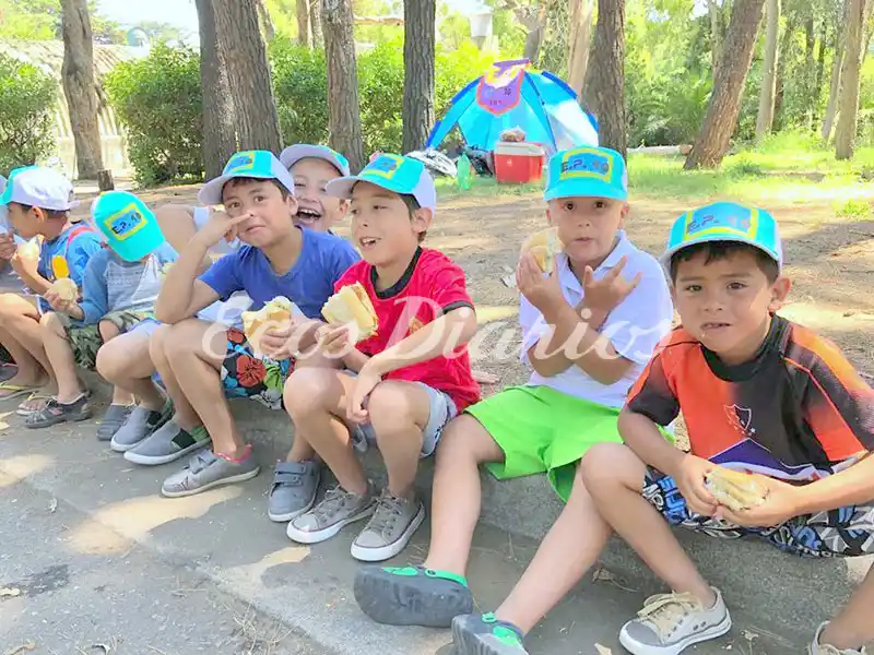 Sonrisas, música y playa en el cierre de las Escuelas de Verano