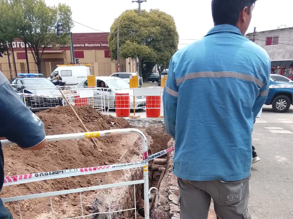 Dos trabajadores sufrieron heridas a causa de una explosión de un cable subterráneo en la zona noroeste