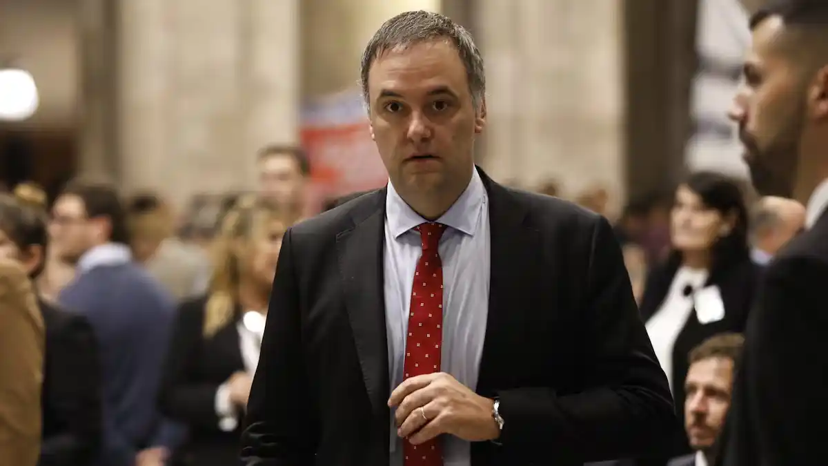 Declara el hijo de una de las jubiladas que le vendió el departamento a Adorni