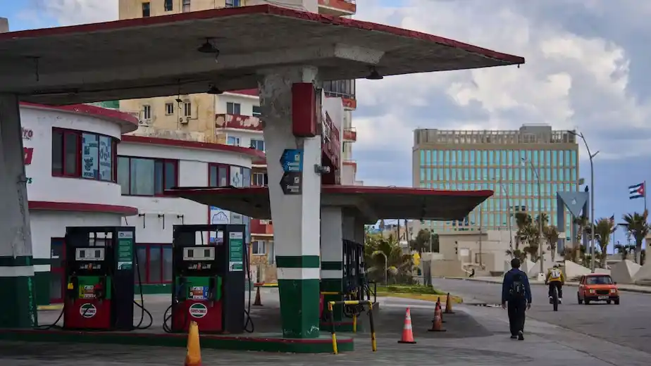 Cuba restringió el turismo y servicios públicos por la crisis energética agravada tras las sanciones de EE.UU.