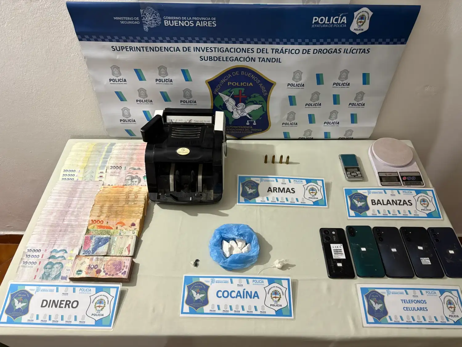 Personal de la Sub DDI secuestró drogas, dinero en efectivo y balanzas en un allanamiento en un domicilio de Tandil.