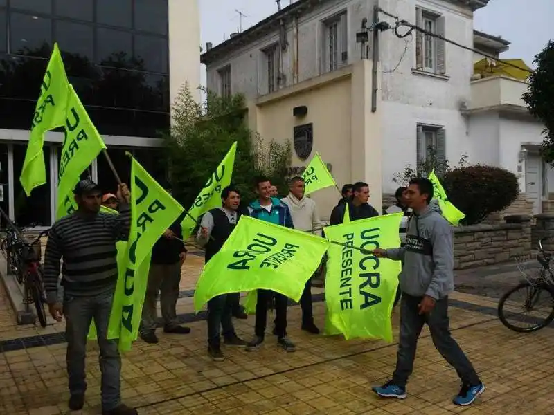 Balcarce: Trabajadores de la UOCRA protestaron en la Municipalidad