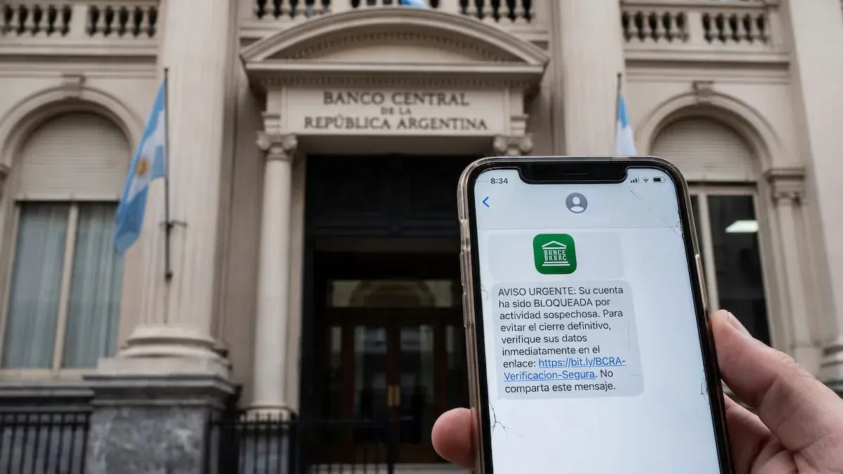 ¡Atención! Advirtieron sobre una estafa por WhatsApp que usa la imagen del Banco Central: de qué se trata