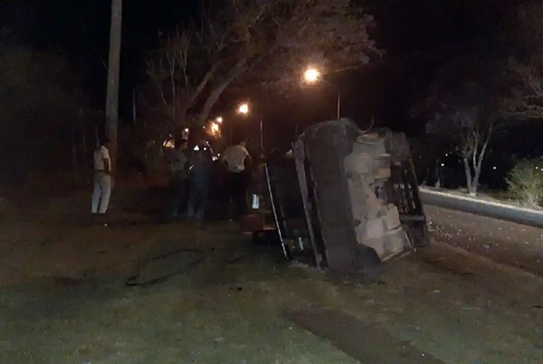 Una camioneta despistó, chocó contra un árbol y volcó