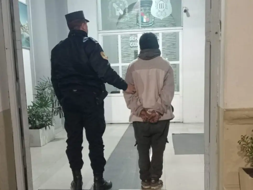 La Policía sorprendió y demoró a un joven que llevaba bebidas alcohólicas robadas