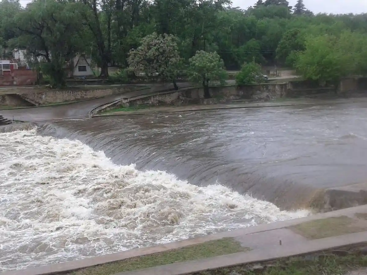 Tras las fuertes lluvias, advierten por posibles crecidas en los ríos serranos
