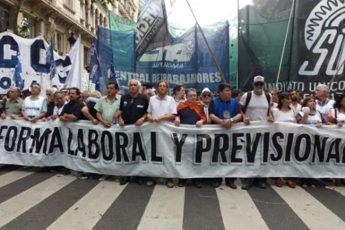 Organizaciones sindicales marcharon contra las reformas del Gobierno
