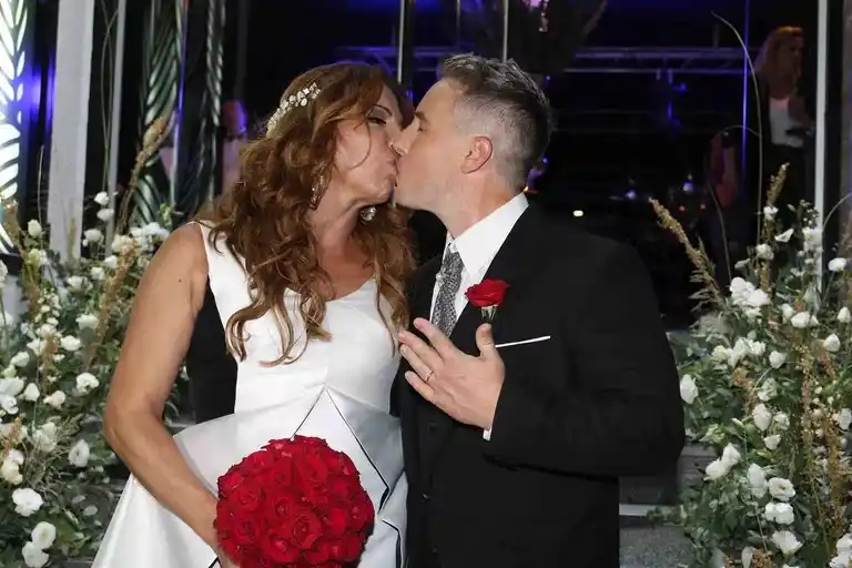 La divertida boda de Lizy Tagliani: invitados de lujo, auto antiguo y camino de velas