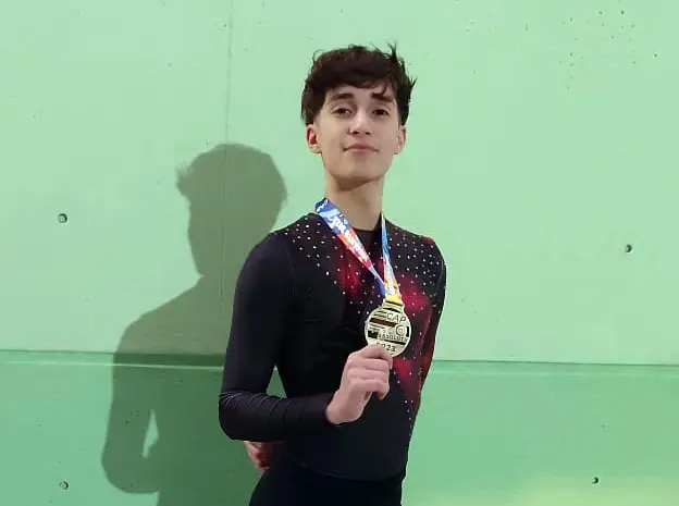 Kenji Farías Morillo. Posando con el premio conseguido