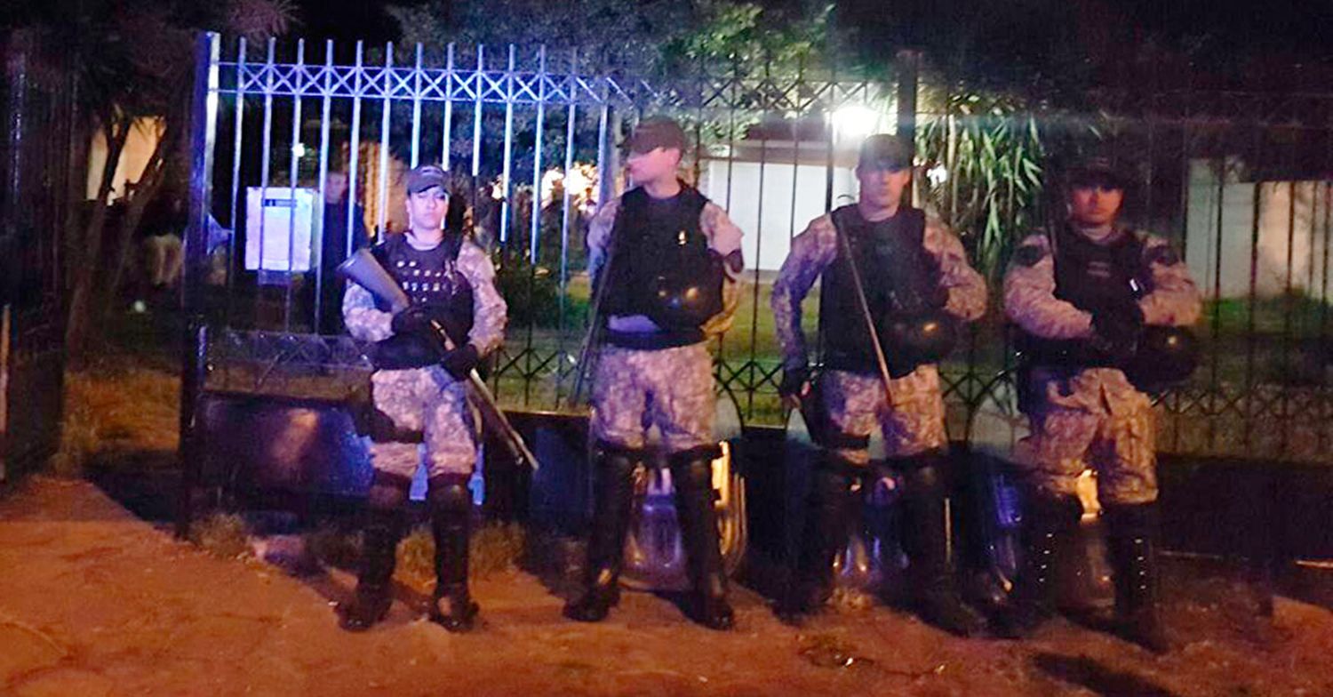 Desarticularon dos fiestas clandestinas e incautaron un arma y alcohol
