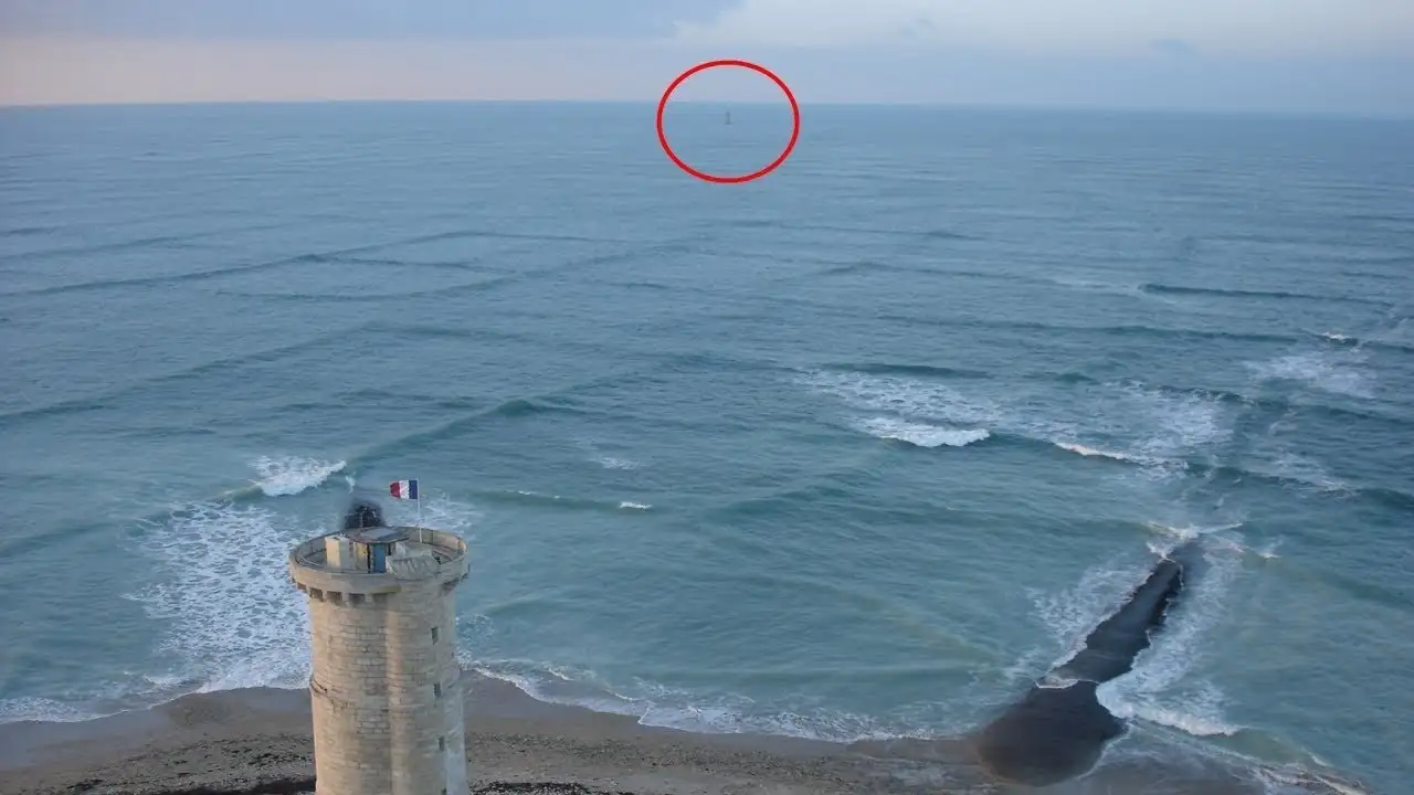 Las llamadas olas “cuadradas” o mar cruzado son un fenómeno marítimo poco común que llama la atención por la forma geométrica que crean en la superficie del agua, parecida a una cuadrícula.