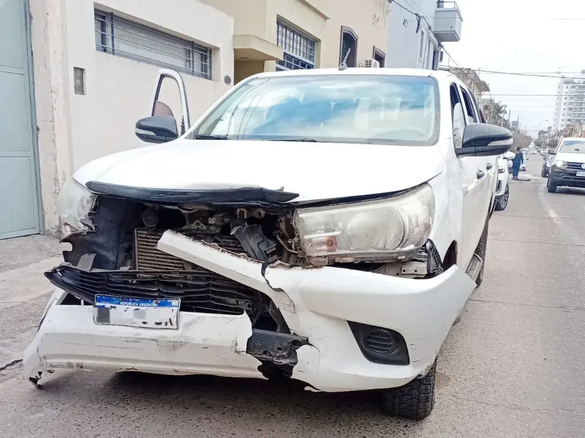 Choque entre un auto y una camioneta en la esquina de Laprida y Saavedra