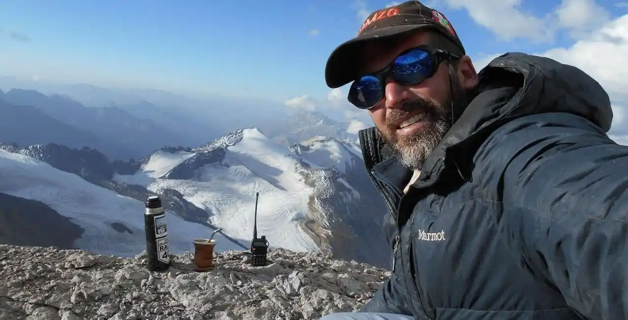 Escaló el Aconcagua y realizó una transmisión radial a casi 7 mil metros de altura