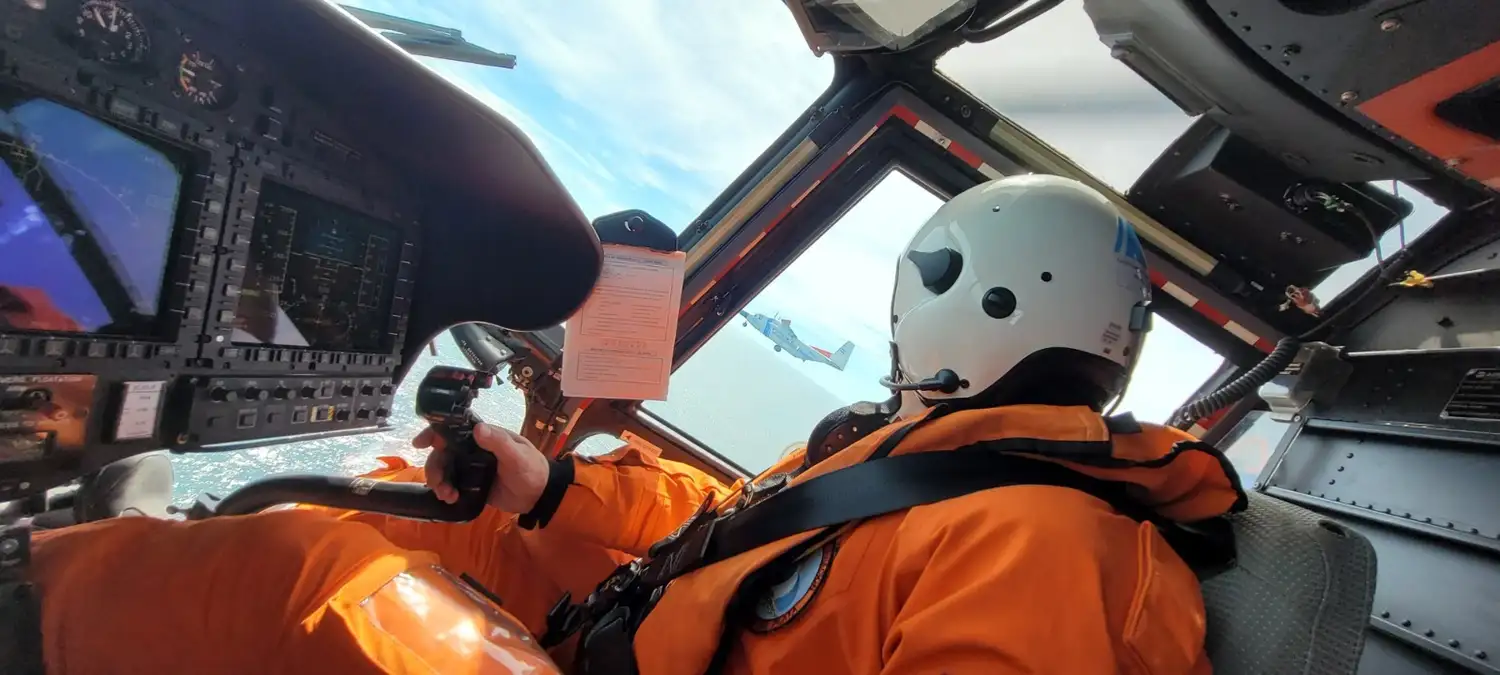 Rescate al tripulante del pesquero “Salvador R”.