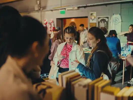 Con más de 35 stands de diseño, el evento reúne propuestas de indumentaria, arte, deco, objetos y emprendimientos creativos que reflejan el talento emergente de la ciudad.