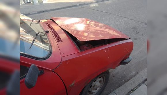 “Anoche me dejaron así el capó”