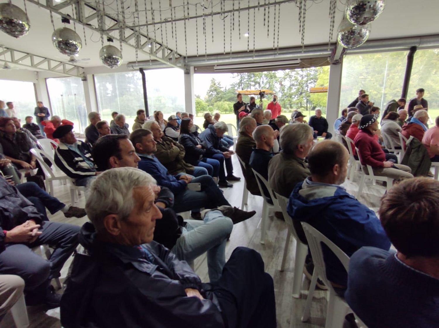 El campo prepara su batalla en la asamblea que organizó en la zona del piquete de Ruta 9