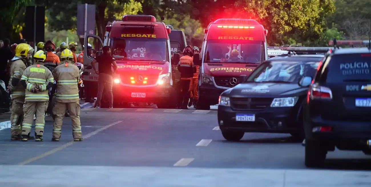 Bomberos frente al Ministerio de Desarrollo Social, Familia y Combate al Hambre de Brasil tras una amenaza de bomba, en Brasilia, Brasil, el 22 de mayo de 2025. Crédito: Xinhua/Lucio Tavora