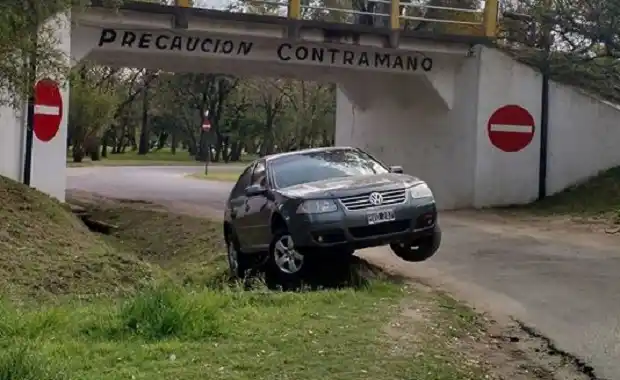 Un auto terminó arriba de una alcantarilla en el Parque Unzué