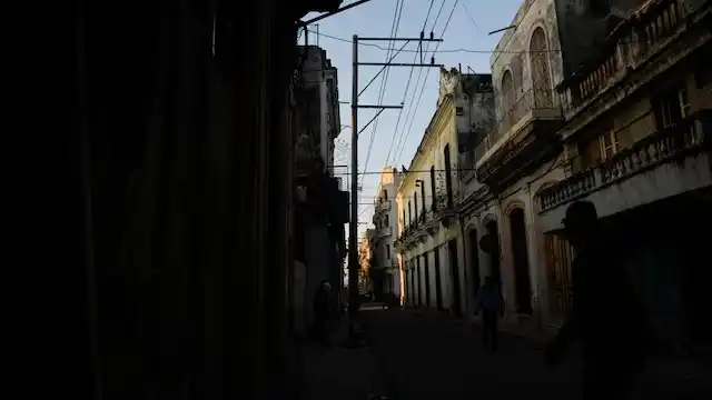 La gente camina por una calle durante un colapso de la red eléctrica nacional, en La Habana, Cuba, el 15 de marzo de 2025. REUTERS/Norlys Perez/Foto de archivo