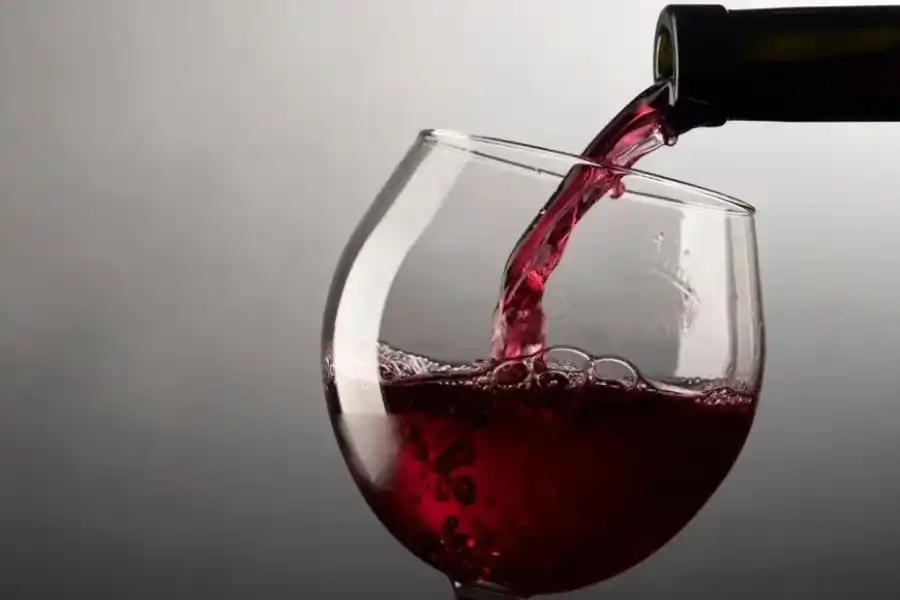 Por qué algunas personas experimentan dolor de cabeza después de beber vino