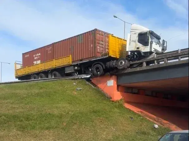 Un camión casi cae desde un puente