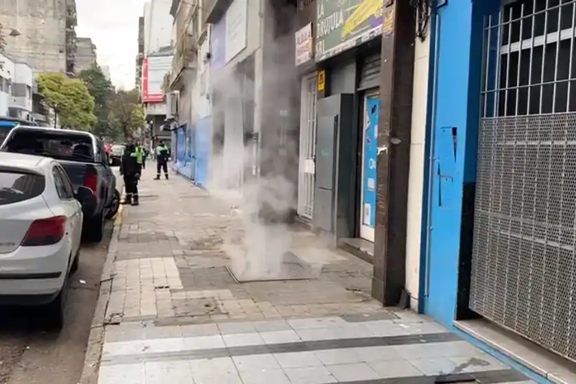 Preocupación por una tapa de la EPE que emana vapor en una vereda del centro
