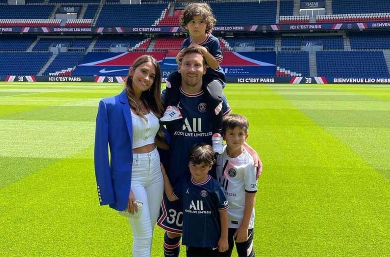 Antonela Rocuzzo mostró a sus hijos jugando con Messi en el estadio del PSG