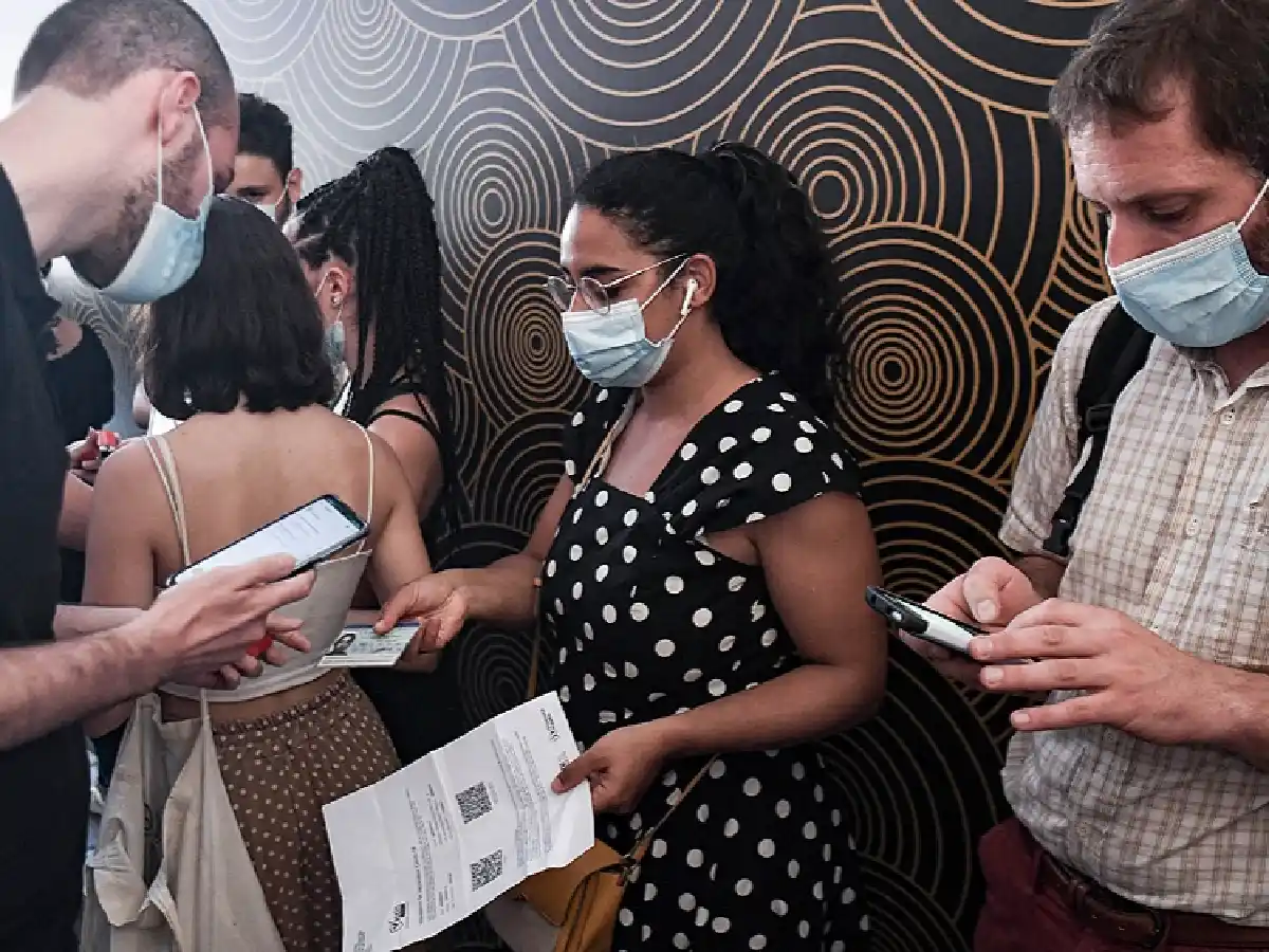 Francia anunció que extenderá el uso del pasaporte sanitario hasta mediados de 2022