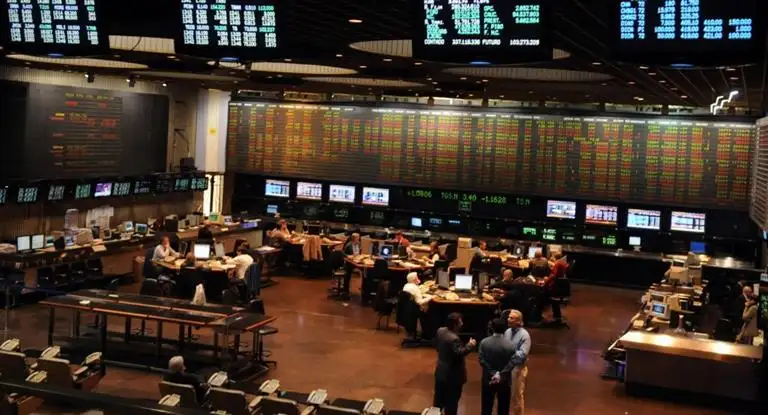El Merval sube 1,1% atento al dólar y a mercados globales (riesgo país toca mínimo en un mes)