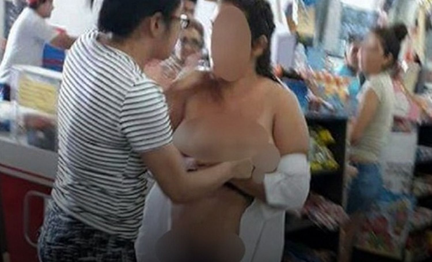 Desnudan a mujer acusarla de robar en un supermercado