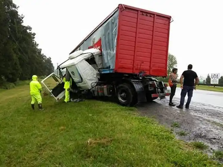 Un camión perdió el control y protagonizó un impresionante choque