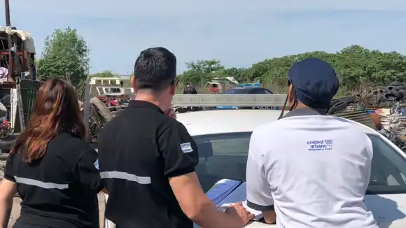 Detuvieron al dueño de una chatarrería ubicada en un terreno fiscal de zona oeste