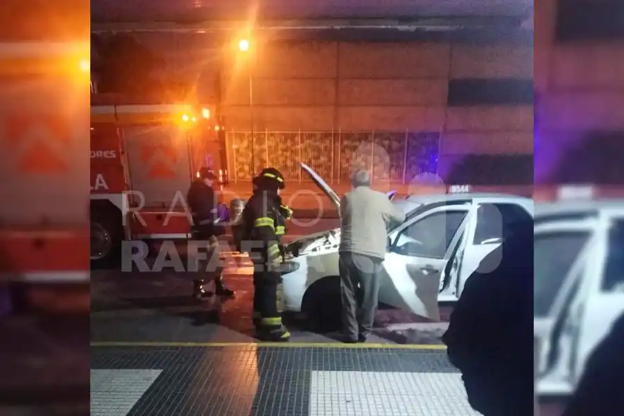 Se prendió fuego un remis frente a la Terminal de Ómnibus de Rafaela
