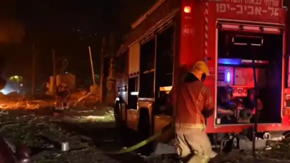 Israel bombardea Teherán y crece la amenaza de represalias tras la muerte de Khamenei