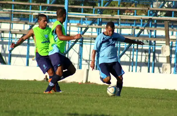 Juventud hizo fútbol en su cancha y delineó a los que jugarían ante Ferro