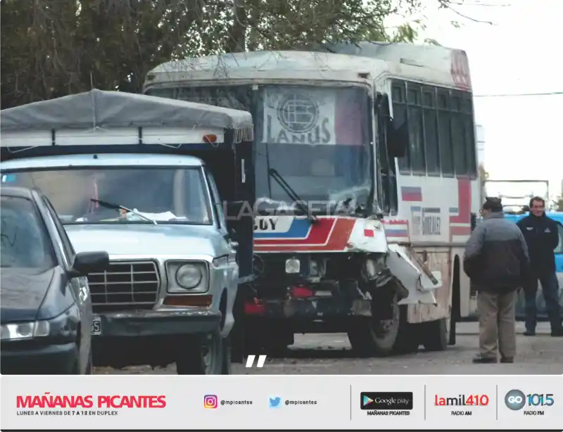 Un menor robó un colectivo y chocó contra varios autos en Chivilcoy