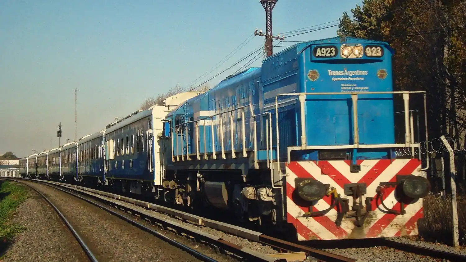 Desde el lunes 13 de abril regirá nuevo horario de trenes entre Retiro y Rosario (Foto: @TrenesGenerales).