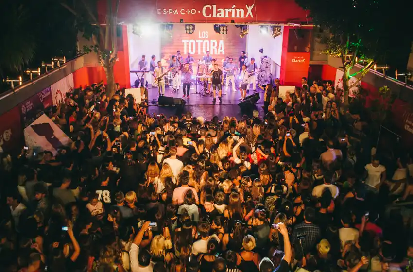 Domingo a pura cumbia con Los Totora en Espacio Clarín
