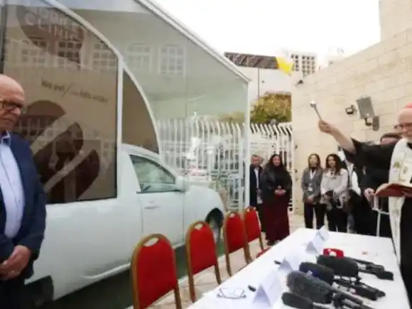 El papamóvil convertido en clínica sanitaria llegó finalmente a Gaza