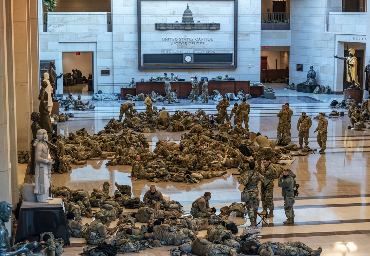 Efectivos de la Guardia Nacional duermen en el Capitolio por temor a nuevos disturbios