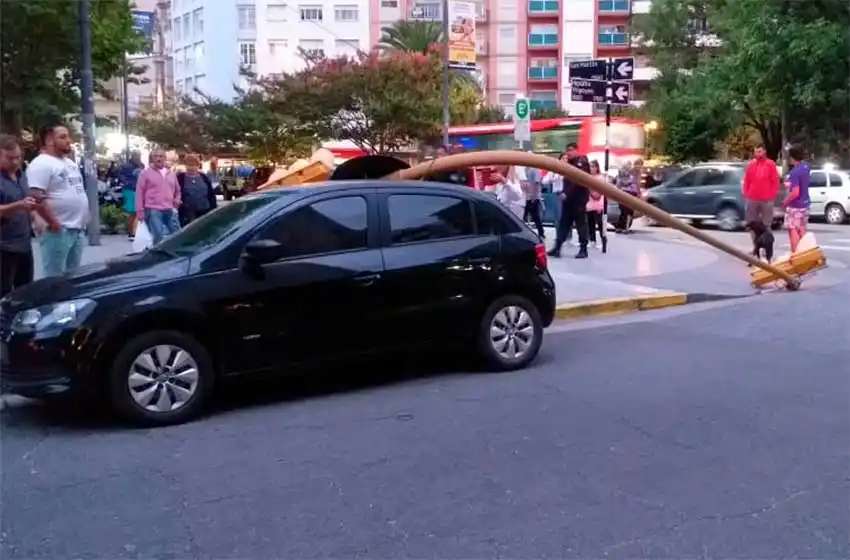 A una cuadra del municipio, se cayó un semáforo