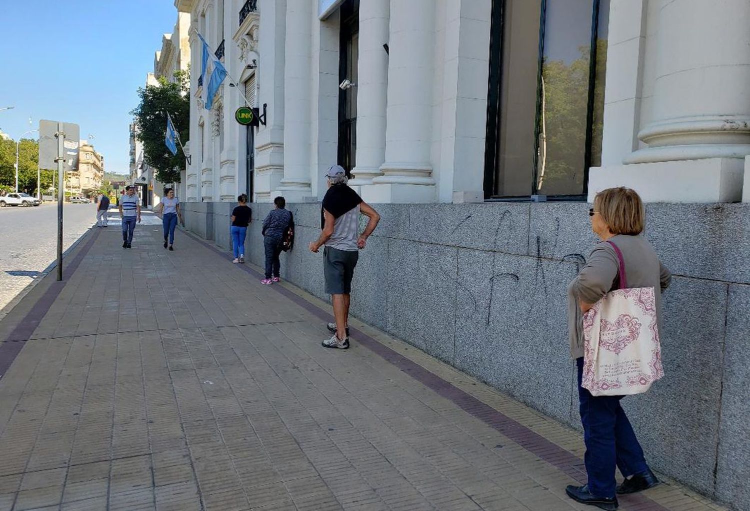 Salud deja sin efecto distanciamiento de 2 metros y mantiene uso de barbijo en espacios cerrados