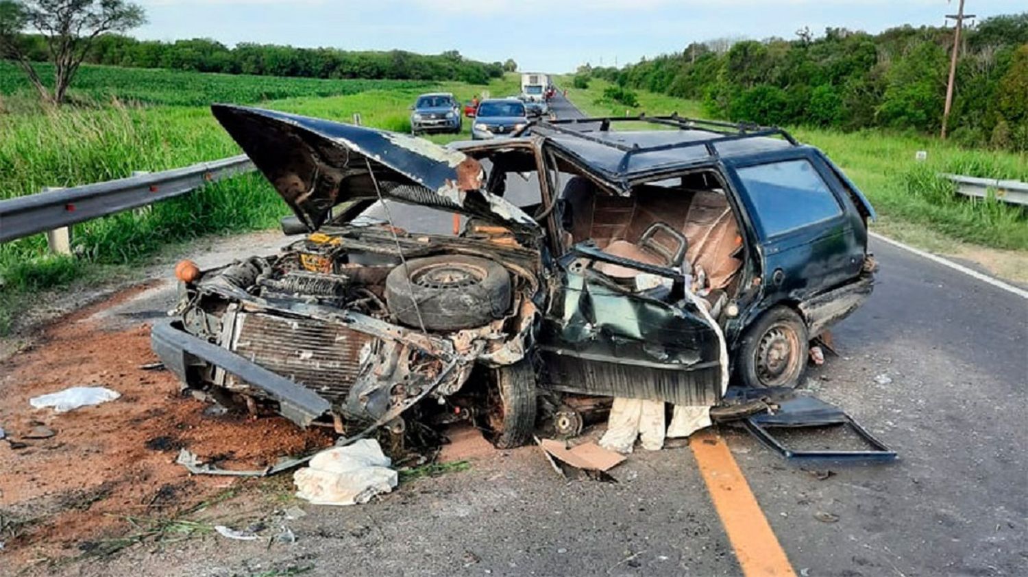 Perdió el control de su auto, chocó el guardrail y terminó volcando