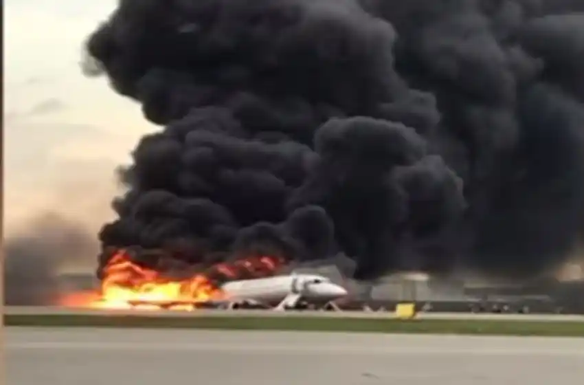 Un avión se incendió en pleno vuelo: hay al menos 41 muertos