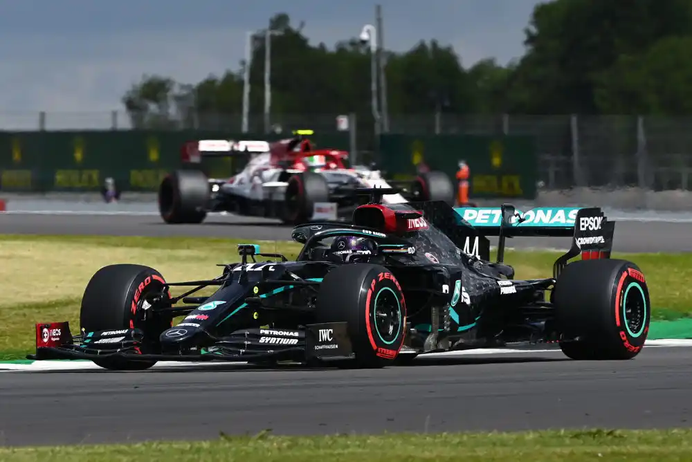 Lewis Hamilton hizo la diferencia y larga adelante