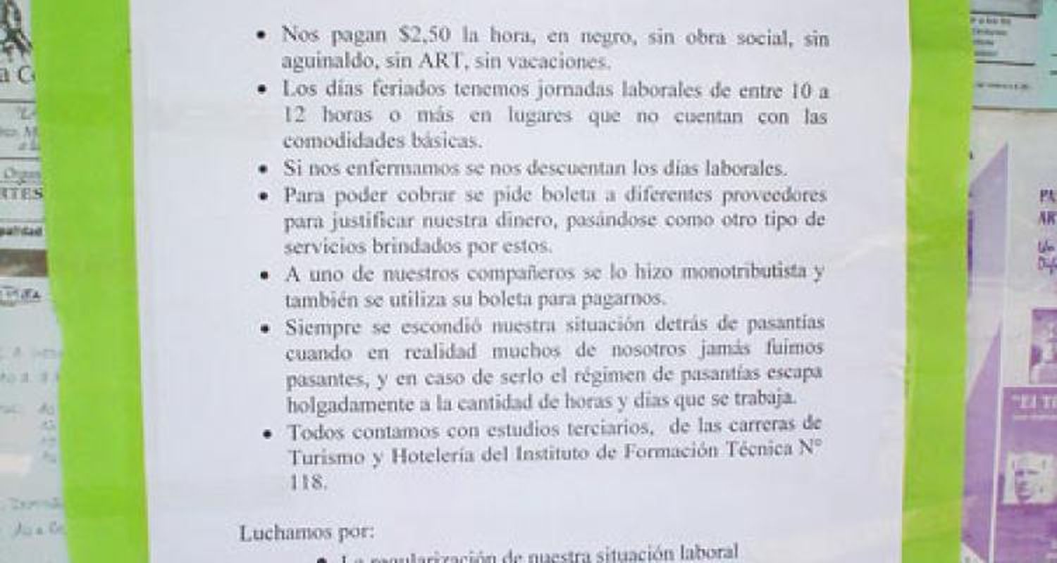 Los empleados de turismo exhibieron su reclamo laboral en las casillas