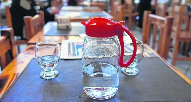 Piden que los bares cumplan con la obligación de servir agua gratuita